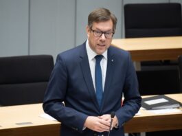 Senat: Hinrichtungsszenen bei Demonstrationen verbieten Am 8. April wurden laut Hochgrebe bei einer propalästinensischen Demonstration gefesselte Menschen in Gefangenenkleidung unter einer Art Galgen aufgestellt. (Archivbild)