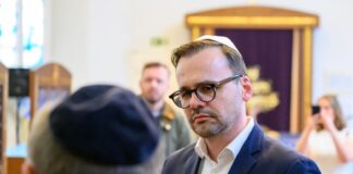Auch ein Zeichen der Solidarität nach einer Reihe rechter Straftaten: Innenminister Jan Redmann traf sich in der Synagoge in Cottbus mit dem Vorstand der jüdischen Gemeinde. 