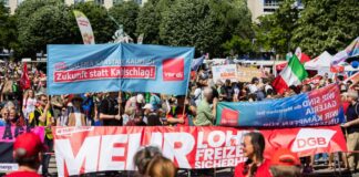 DGB: Tarifbindung in Berlin und Brandenburg zu niedrig Der DGB hat auch für dieses Jahr wieder zur Demonstration am 1. Mai, dem Internationalen Tag der Arbeit, in Berlin aufgerufen. (Archivbild)
