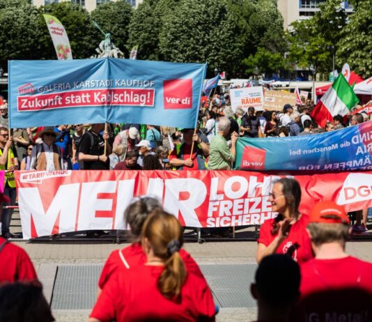 DGB: Tarifbindung in Berlin und Brandenburg zu niedrig Der DGB hat auch für dieses Jahr wieder zur Demonstration am 1. Mai, dem Internationalen Tag der Arbeit, in Berlin aufgerufen. (Archivbild)