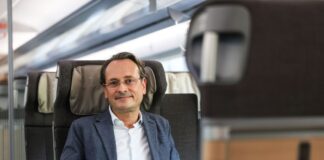 Hohe Nachfrage: Bahn prüft weitere Verbindung Berlin-Paris Bahn-Manager Michael Peterson macht Hoffnung auf eine zweite tägliche Direktverbindung zwischen Berlin und Paris. (Archivbild)