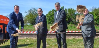 Symbolischer Spatenstich für den Bau einer Glasfaser-Teststrecke: Bundesminister Patrick Schnieder (zweiter von rechts)  kam dazu nach Brandenburg.
