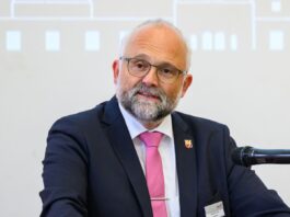 Stichwahl im Barnim: SPD gegen AfD im Rennen ums Landratsamt Im Landkreis Barnim muss eine Stichwahl entscheiden: Wird der SPD-Landrat Daniel Kurth sein Amt gegen einen AfD-Bewerber verteidigen können? (Archivbild)