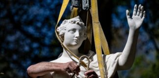 Musen-Skulpturen im Park Sanssouci kehren restauriert zurück Die Skulptur der Melpomene wird eng mit Seilen gesichert.