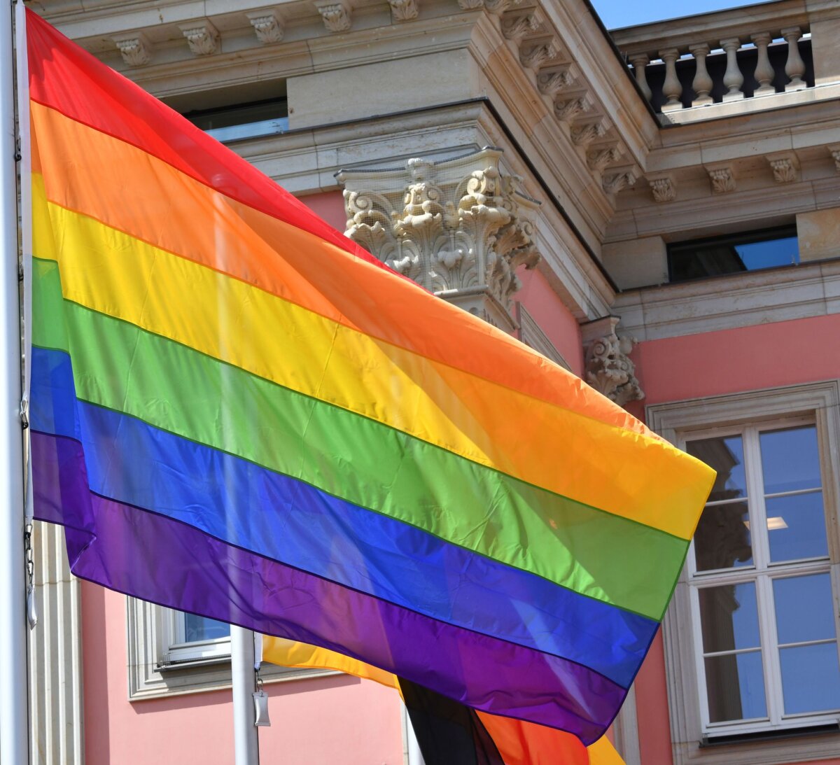 Regenbogenflagge wird vor dem Landtag gehisst Die Regenbogenflagge soll auch am Landtag in Potsdam wehen. (Archivbild)