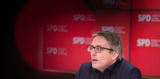 Brandenburgs SPD-Landtagsfraktionschef Björn Lüttmann ist in seinem Amt bestätigt worden - allerdings mit weniger Stimmen. (Archivbild)