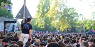 Wegen tausender feiernder Menschen am 1. Mai in Berlin-Kreuzberg war die Feuerwehr im Dauereinsatz. 