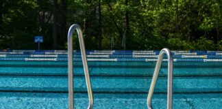 Wasserratten können nun wieder in die Becken des «Prinzenbads» in Kreuzberg springen.
