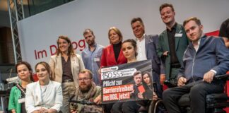 Prominente übergeben Petition für mehr Barrierefreiheit Inzwischen sind es sogar mehr als 151.000 Unterschriften.