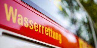 Die Feuerwehr konnte den Brand von einem eigenen Boot aus löschen. (Symbolbild)