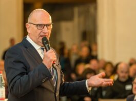Woidke geht auf Tour – Bürgerdialog und Kabinett vor Ort Brandenburgs Ministerpräsident Dietmar Woidke (SPD) und sein Kabinett starten wieder den Bürgerdialog und die Kabinettsrunden in Landkreisen. (Archivbild)