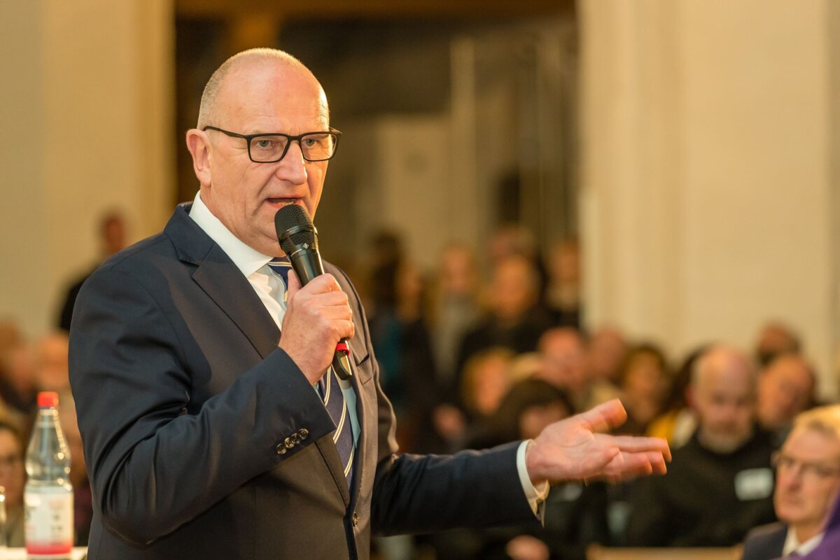 Bürgerdialog mit Dietmar Woidke Brandenburgs Ministerpräsident Dietmar Woidke (SPD) und sein Kabinett starten wieder den Bürgerdialog und die Kabinettsrunden in Landkreisen. (Archivbild)
