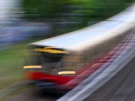 Einschränkungen bei S-Bahn nach Kabeldiebstahl Eine S-Bahn fährt durch Berlin. Das ist heute Morgen auf mehreren Linien nur eingeschränkt möglich. (Symbolbild)