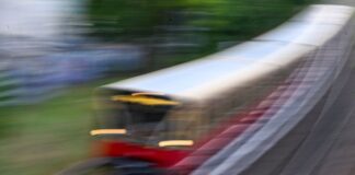 Einschränkungen bei S-Bahn nach Kabeldiebstahl Eine S-Bahn fährt durch Berlin. Das ist heute Morgen auf mehreren Linien nur eingeschränkt möglich. (Symbolbild)