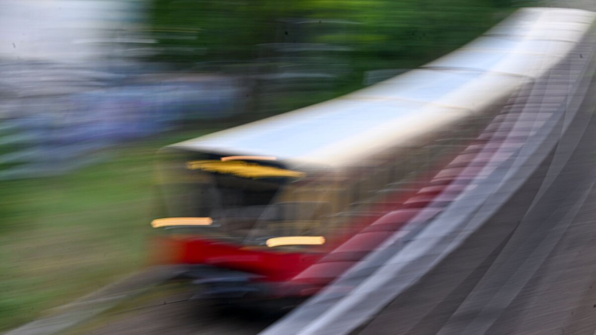 S-Bahnverkehr in Berlin Eine S-Bahn fährt durch Berlin. Das ist heute Morgen auf mehreren Linien nur eingeschränkt möglich. (Symbolbild)
