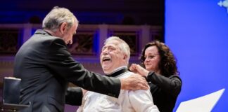 Wolf Biermann mit dem Orden pour le mérite ausgezeichnet Wolf Biermann nannte den Orden bei der Verleihung eine Ehre.