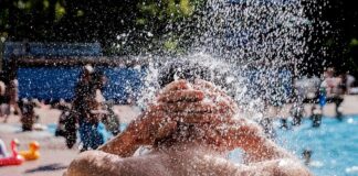 Die ersten Freibäder in Berlin öffneten - und viele Berliner nutzten das warme Wetter Anfang Mai. 