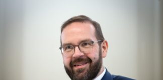 Der Minister macht eine Tour durch die Schulen Brandenburgs. (Archivbild)