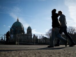 Warmes Wochenende in Berlin und Brandenburg Nur wenig Wolken sollen am Wochenende in Berlin und Brandenburg zu sehen sein. (Symbolbild)