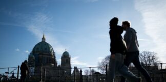 Nur wenig Wolken sollen am Wochenende in Berlin und Brandenburg zu sehen sein. (Symbolbild)