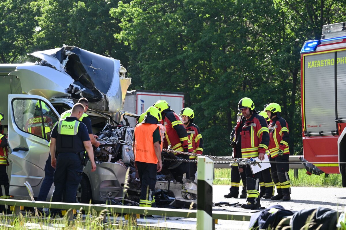 Pferdetransporter fährt auf Wohnmobil - ein Mensch tot Der Fahrer des Wohnmobils starb.