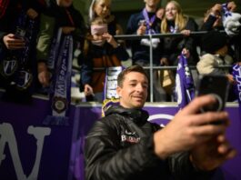 Cottbus vor Matchball – Rostock hofft – Aue wartet Ein letztes Foto als Aue-Spieler? Torwart Martin Männel macht nach dem letzten Heimspiel in der 3. Liga Selfies für die Fans.