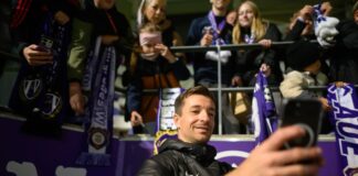 Cottbus vor Matchball – Rostock hofft – Aue wartet Ein letztes Foto als Aue-Spieler? Torwart Martin Männel macht nach dem letzten Heimspiel in der 3. Liga Selfies für die Fans.