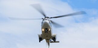 Bundeswehr übt Evakuierung von Regierungsmitgliedern Der weiße Hubschrauber der Flugbereitschaft war am Samstag wegen einer Übung der Luftwaffe häufig über der Bundeshauptstadt zu sehen. (Archivfoto)