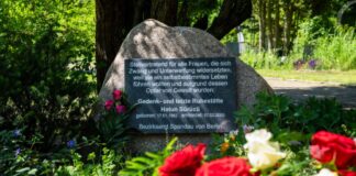 Neue Gedenkstätte für Hatun Sürücü als Mahnung Vor der Gedenktafel am Ehrengrab für Hatun Sürücü liegen Blumen.