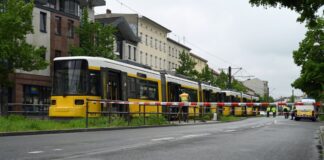 Ein Kind ist in Berlin von einer Straßenbahn angefahren worden. 