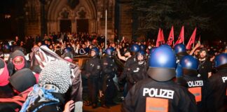Am Abend des 1. Mai kam es zu Rangeleien zwischen Demonstranten und Polizisten. 