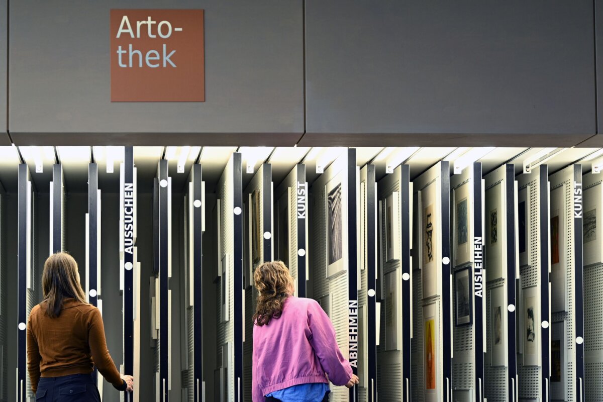 Im Freihandbereich der Artothek der Amerika-Gedenk-Bibliothek kann man sich die Kunst direkt mitnehmen.