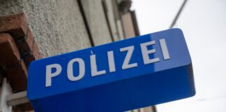 Der Sportwagen wurde auf der nächsten Polizeidienststelle genauer überprüft. (Symbolbild)