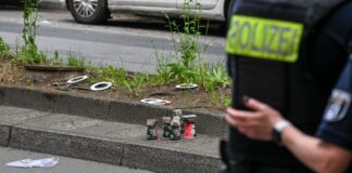Schüsse von Motorroller auf fahrendes Auto in Kreuzberg Polizisten sind auf einer Straße im Einsatz und sichern Spuren in Berlin-Kreuzberg.
