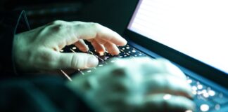 Ein Unbekannter versprach lukrative Wertanlagen - dafür bekam er Zugriff auf den Computer eines Ehepaars – mit fatalen Folgen. (Symbolbild)