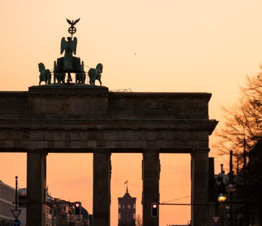 Bericht: Brücke auf Brandenburger Tor als Olympia-Highlight Das Brandenburger Tor soll zu einem zentralen Ort werden, wenn Berlin Olympia bekommt. (Archivbild)