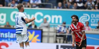 Energie Cottbus verliert das Topspiel in Duisburg. Dominik Pelivan (r.) ärgert sich. 