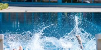 Ein Sprung ins kalte Wasser: Erste Freibadrunden sind schon möglich, wie hier in der Cottbuser «Lagune». Auch Berlin startete am 1. Mai in die Freibad-Saison, aber noch nicht alle Bäder haben geöffnet. 