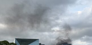 Die Feuerwehr bekämpft einen Brand vor dem Berliner Hauptbahnhof.