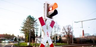 ICE-Lokführer stoppt – und sichert Bahnübergang selbst Der Stopp vor einem Bahnübergang dauerte nur wenige Minuten. (Symbolbild)