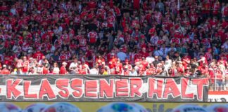 Die Fans von Union Berlin drücken auf einem Transparent ihre Hoffnung auf den Verbleib in der Fußball-Bundesliga aus. 