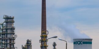 Reiche: Bund verlängert Garantie für Raffinerie Schwedt Der Bund verlängert die Beschäftigungsgarantie für die Raffinerie in Schwedt um ein halbes Jahr.