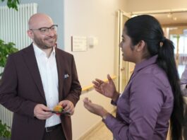 Wie Fachkräfte aus Indien den Pflegemangel bekämpfen sollen Brandenburgs Gesundheitsminister René Wilke (SPD) begrüßte die Pflegerinnen.