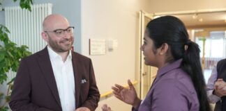Wie Fachkräfte aus Indien den Pflegemangel bekämpfen sollen Brandenburgs Gesundheitsminister René Wilke (SPD) begrüßte die Pflegerinnen.