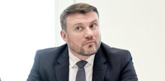 Brandenburgs Finanzminister Daniel Keller (SPD) erhofft sich Einsparungen vom Immobilienkauf. (Archivbild)