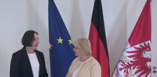 Brandenburgs Datenschutzbeauftragte Dagmar Hartge stellt ihren Bericht für 2025 vor, nachdem sie ihn Landtagspräsidentin Ulrike Liedtke überreicht hat.