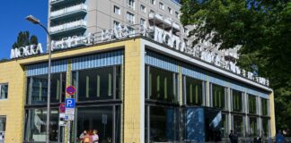 «Mokka Milch»: Berliner Kult-Lokal öffnet nach Sanierung Die "Mokka-Milch-Eisbar" an der Karl-Marx-Allee war in der DDR ein beliebter Treffpunkt.