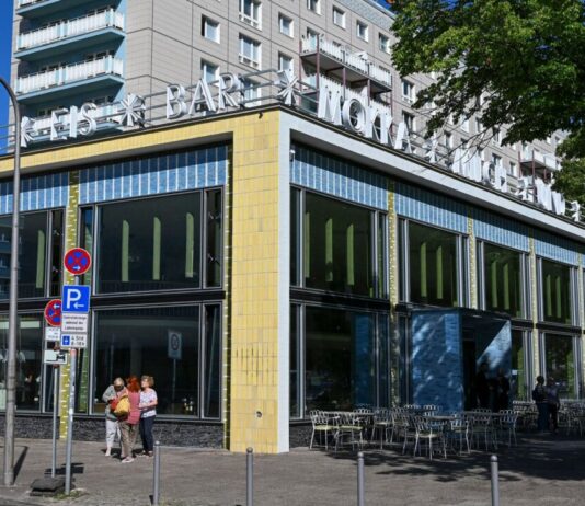 «Mokka Milch»: Berliner Kult-Lokal öffnet nach Sanierung Die "Mokka-Milch-Eisbar" an der Karl-Marx-Allee war in der DDR ein beliebter Treffpunkt.