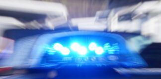 Autofahrer missachtet Rot und rammt E-Scooter Ein E-Scooter-Fahrer ist von einem Autofahrer angefahren und schwer verletzt worden. (Illustration)