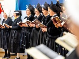 «Tracht des Jahres» für die Ostersängerinnen aus der Lausitz Für ihre traditionelle Kleidung haben die Ostersängerinnen aus der Lausitz die Auszeichnung «Tracht des Jahres» erhalten.